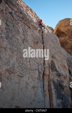 Ragazza giovane Arrampicata palestra di arrampicata sportiva di rischio estremo natura outdoor Foto Stock