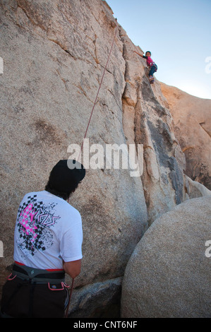 Padre figlia giovane ragazza arrampicata su roccia salire rischio parete corda bambino sport Foto Stock