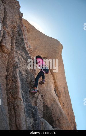 Ragazza giovane Arrampicata palestra di arrampicata sportiva di rischio estremo natura outdoor Foto Stock