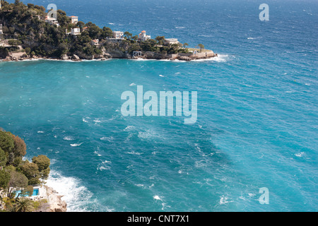 Promontorio roccioso con lussuose ville sulla costa azzurra del mediterraneo. Cap Mala, Cap d'Ail, Costa Azzurra, Francia. Foto Stock