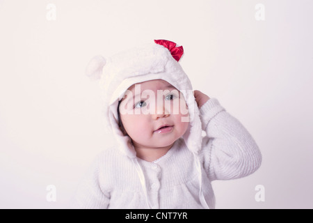 Bambina indossa bear hat, ritratto Foto Stock