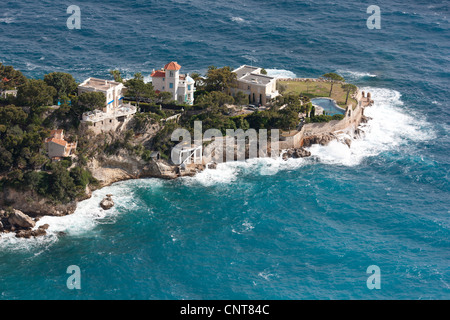 Stretto promontorio roccioso con lussuose ville sulla costa azzurra del mediterraneo. Cap Mala, Cap d'Ail, Costa Azzurra, Francia. Foto Stock