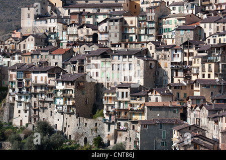 Arroccato borgo medievale sul retro della Costa Azzurra, Saorge, Roya Valley, Francia. Foto Stock