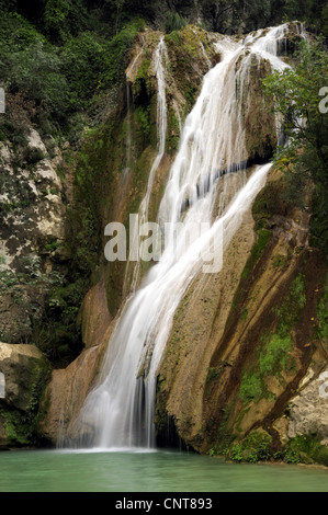 Pittoresca cascata formando il Kadi lago, Grecia, Peloponnes, Messinien, Kazarma Foto Stock