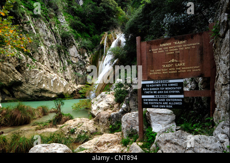 Pittoresca cascata formando il Kadi lago con informazioni di legno segno, Grecia, Peloponnes, Messinien, Kazarma Foto Stock