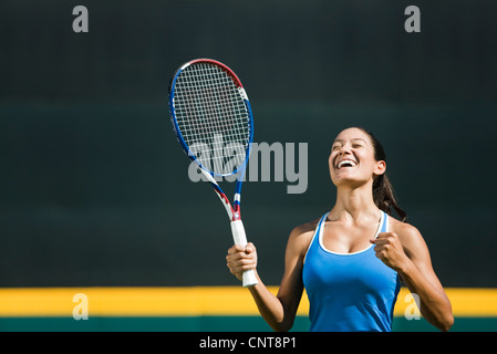 Femmina giovane giocatore di tennis tifo, ritratto Foto Stock