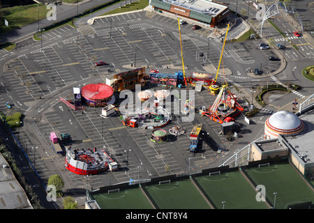 Vista aerea di un luna park in un parcheggio la mattina presto Foto Stock