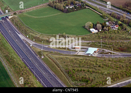 Veduta aerea delle cabine di pedaggio sull'autostrada M6 a Shenstone, Lichfield WS14 0QP Foto Stock