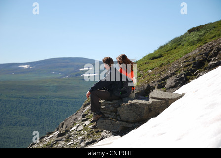 Felici turisti sulla cima di una montagna. Foto Stock