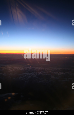 Vista tramonto al di fuori della finestra di aeroplano Foto Stock