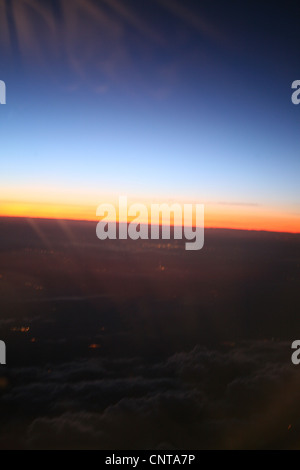 Sfocata vista tramonto al di fuori della finestra di aeroplano Foto Stock