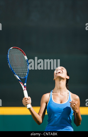 Femmina giovane giocatore di tennis tifo, ritratto Foto Stock