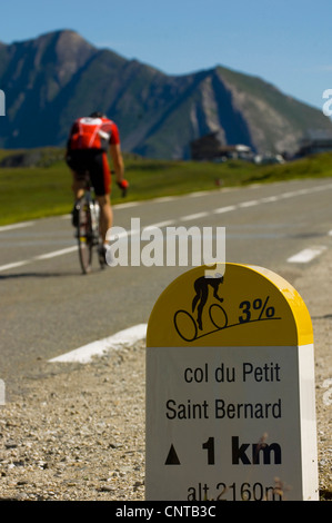 Mountanbiker presso il valico di Petit, San Bernardo tra Francia e Italia nelle Alpi, Francia, Alpi Foto Stock