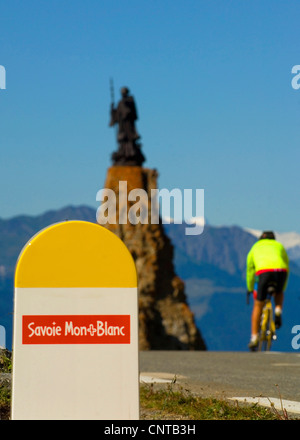 Mountanbiker presso il valico di Petit, San Bernardo tra Francia e Italia in Alpi con vista sul Mont Blanc, Francia, Alpi Foto Stock