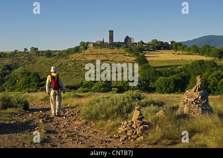 Sentiero al Mont Lozre con un castello rovina, Francia, Lozère, il Parco nazionale di Cevennes Foto Stock