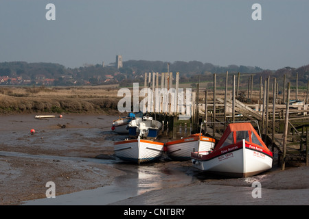 Morston cercando lungo il torrente verso Blakeney, Norfolk Foto Stock