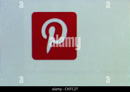 La porzione allargata della Pinterest simbolo sul sito web che mostra effetto pixel dello schermo del computer. Foto Stock
