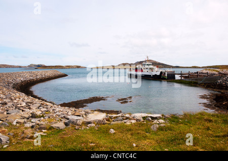 Il Caledonian MacBrayne traghetti, MV Loch Alainn, all'Àird Mhòr scalo sull isola di Barra nelle Ebridi Esterne. Foto Stock