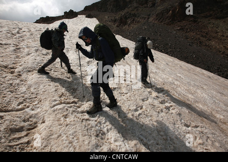 Giovani appassionati di trekking salita verso il cratere vulcanico Monte Aragats (4,090 m) in provincia di Aragatsotn, Armenia. Foto Stock