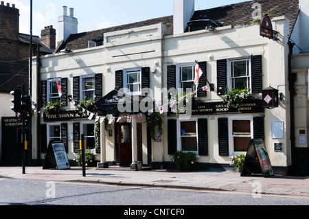 Il Cigno e pubblico Mitre House di Bromley High Street, Kent. Foto Stock