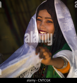 Ragazza di Ghadames in tradizionali abiti tuareg, Libia Foto Stock