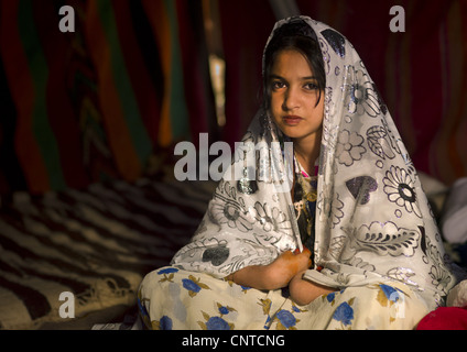 Ragazza di Ghadames in tradizionali abiti tuareg, Libia Foto Stock