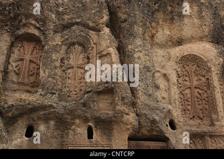 Khachkars nel Monastero di Geghard in provincia di Kotayk, Armenia. Foto Stock