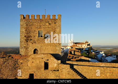 Monsaraz, villaggio medioevale al tramonto Foto Stock