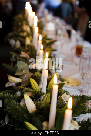 La prima colazione di nozze tavoli reception con candele, regali, favori e decorazioni per la sposa e lo sposo con il nome di posizionare le schede Foto Stock