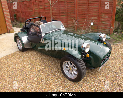 La vecchiaia pensionato in Caterham Seven auto sportiva Foto Stock