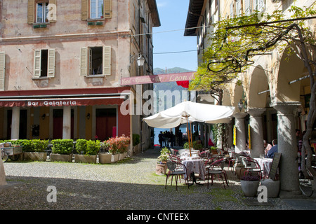 Il ristorante che si affaccia sul lago d'Orta, Piedmount, Italia Foto Stock