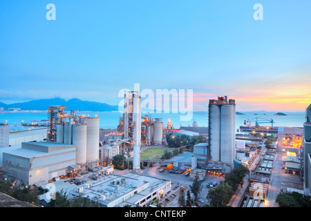 Impianto di cemento, di calcestruzzo o di fabbrica del cemento, l'industria pesante o in edilizia. Foto Stock