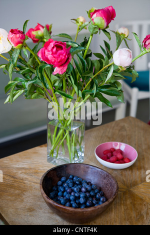 Bocce di frutta con vaso di fiori Foto Stock