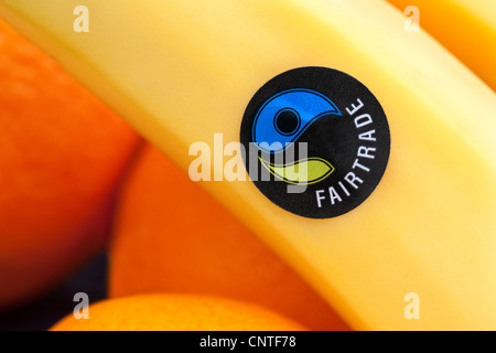 Fairtrade logo sulla banana adesivo di frutta Foto Stock