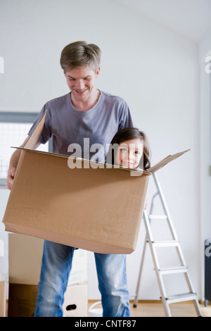 Padre figlia portante nella casella Foto Stock