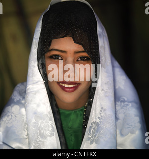 Ragazza di Ghadames in tradizionali abiti tuareg, Libia Foto Stock