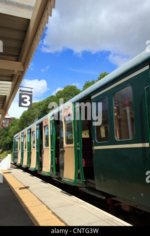 Un patrimonio treno autobus sorge sul Wirksworth stazione ferroviaria di Derby, Regno Unito. Foto Stock