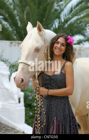 Cavallo andaluso (Equus przewalskii f. caballus), giovane donna con cavallo andaluso andalusia Foto Stock