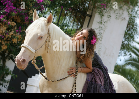 Cavallo andaluso (Equus przewalskii f. caballus), giovane donna con cavallo andaluso andalusia Foto Stock