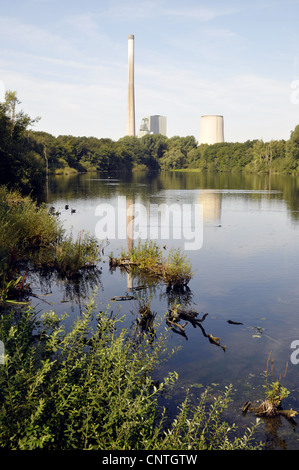 Centrali elettriche a carbone riflessa in un lago, Germania, NRW Foto Stock