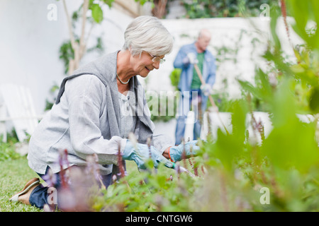 Coppia di anziani giardinaggio in cortile Foto Stock