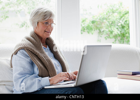 Sorridente donna più anziana con laptop Foto Stock