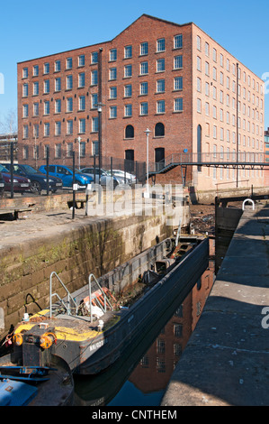 Brownsfield Mill. Ex Cotton Mill, c1825, e una sezione drenata del canale Rochdale, Ancoats, Manchester, Inghilterra, UK Foto Stock