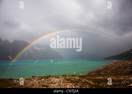 Rainbow oltre il fiordo di Sermiligaq, Groenlandia, Ammassalik, est della Groenlandia, Sermiligaq Foto Stock