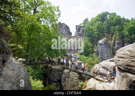 La vista dal Bastione per la Felsentor presso la Svizzera sassone, in Germania, in Sassonia, Saechsische Schweiz NP Foto Stock