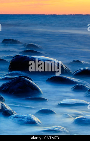 Rocce nel mare Maltic ar tramonto, Germania, Meclemburgo-Pomerania, Ruegen, Jasmund National Park Foto Stock