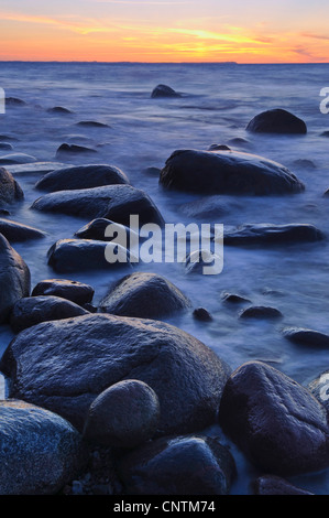 Rocce nel mare Maltic ar tramonto, Germania, Meclemburgo-Pomerania, Ruegen, Jasmund National Park Foto Stock