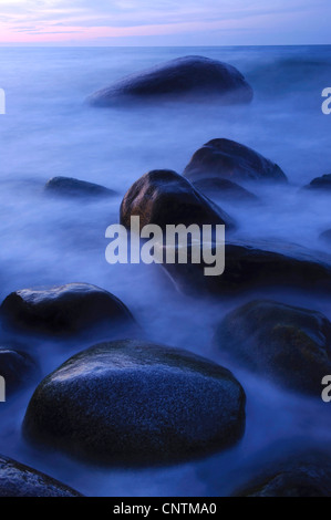 Rocce nel mare Maltic ar tramonto, Germania, Meclemburgo-Pomerania, Ruegen, Jasmund National Park Foto Stock