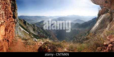 Punto di vista su Thomas-Eder-Steig al monte Untersberg, vista a valle della Salzach, in Germania, in Baviera, Berchtesgadener Land, Markt Schellenberg Foto Stock