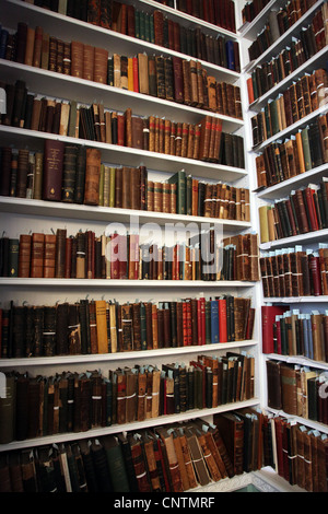 Scienza libri presso la biblioteca del Royal Institute di Londra Foto Stock